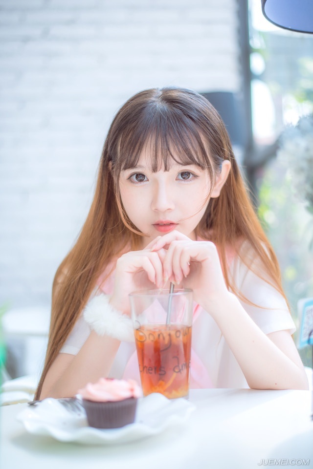 挥挥手，身后百名虎卫战士迅速停下，副统领上前，疑惑的看了虎卫统领一眼：“怎么了？”